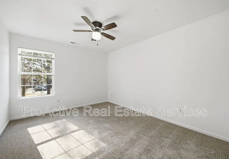 2021 Livingston St — Photo 31