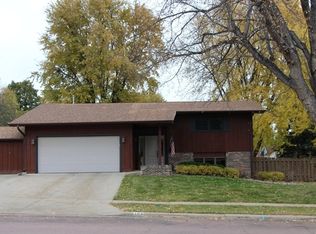 208 E 23rd St, Yankton, SD 57078