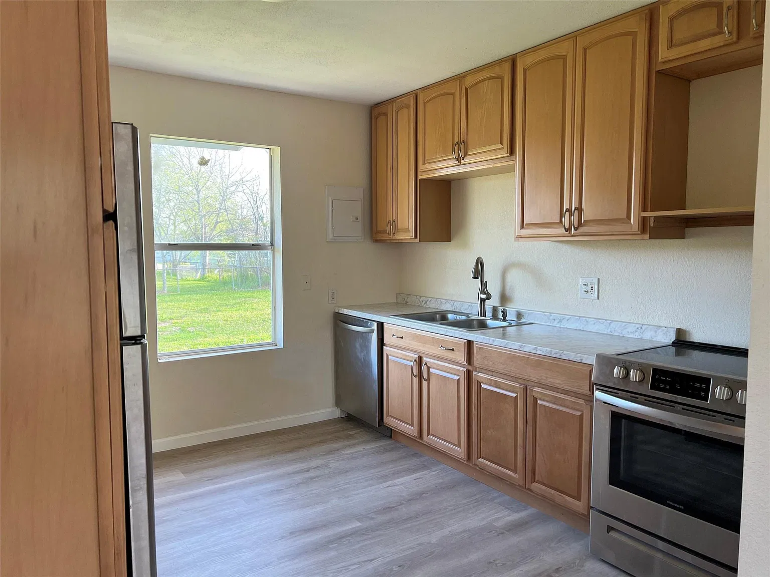 3 bed, 1.0 bath, 696 sqft, $1,200 — Photo 3