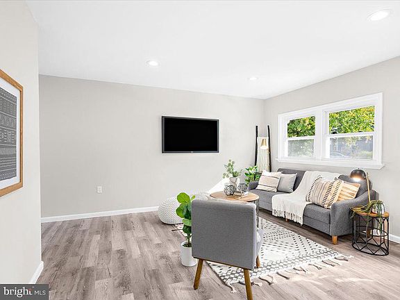 3rd image of 1276 Creek Dr