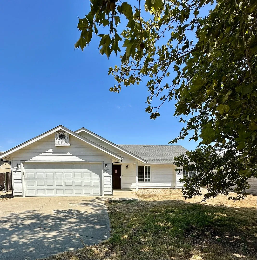 Well maintained 3 Bedroom Home in Willow Glen Subdivision Anderson, CA — Photo 1