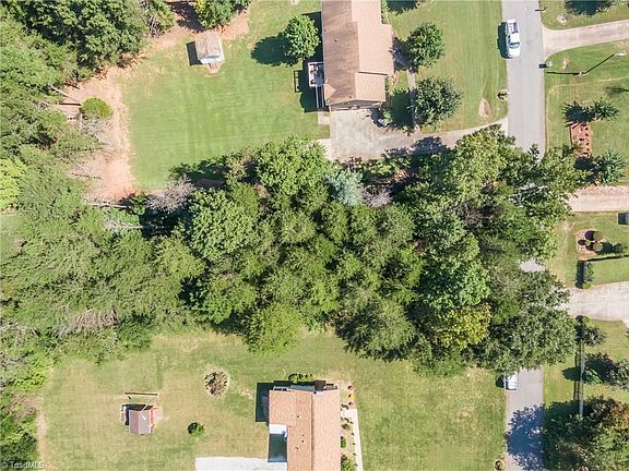 2nd image of 3811 Crickett Ln