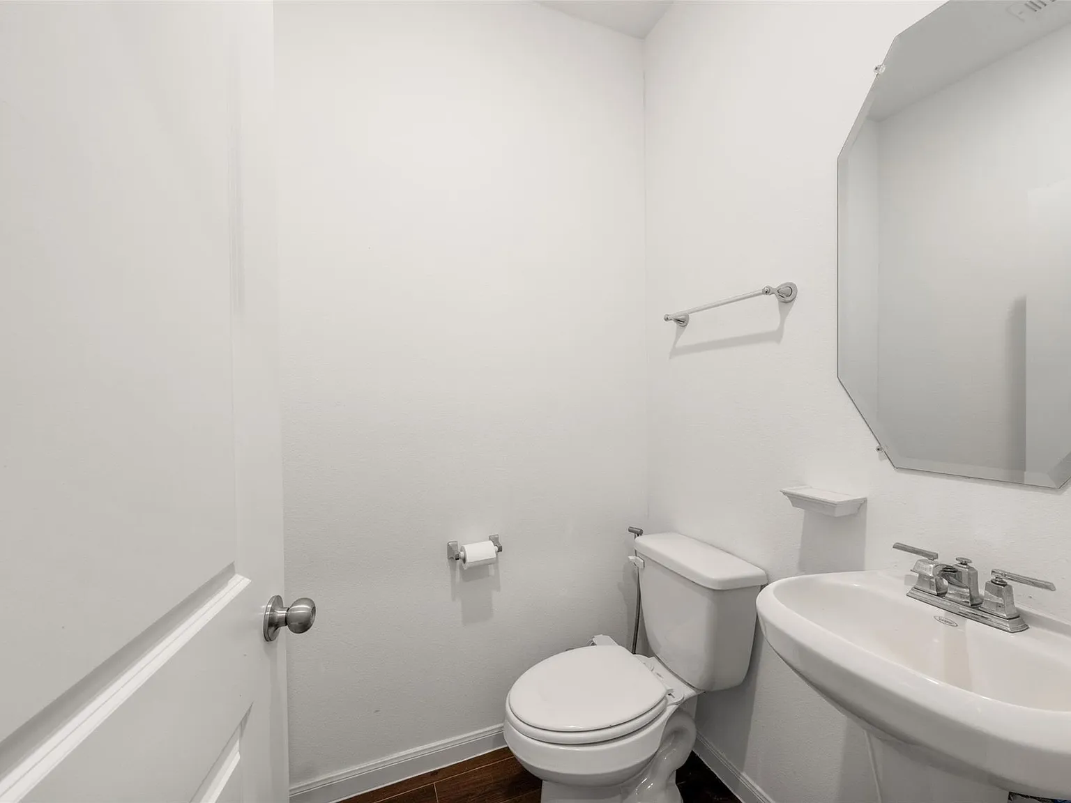 4 bed, 2.5 bath, 1670 sqft, $2,500 — Photo 3