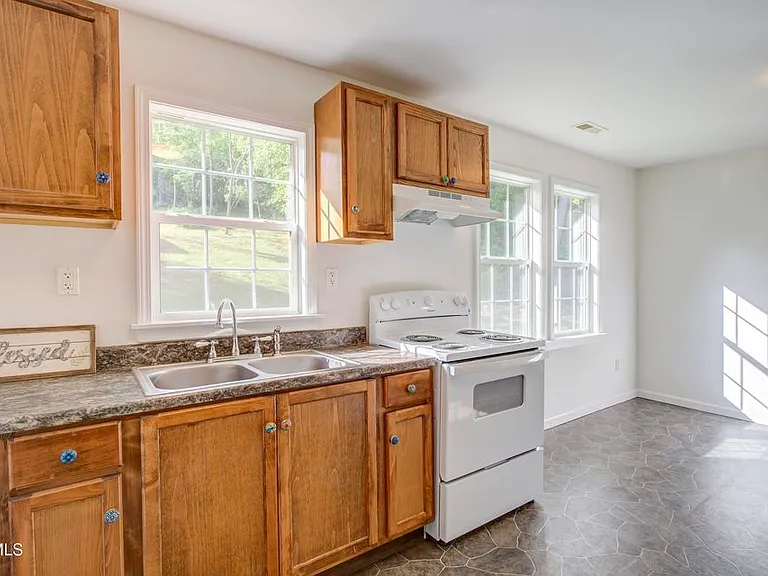 2540 Volunteer Pkwy — Photo 18