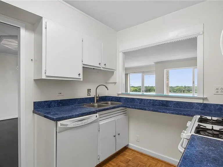7320 Glenroie Ave #10E — Photo 17