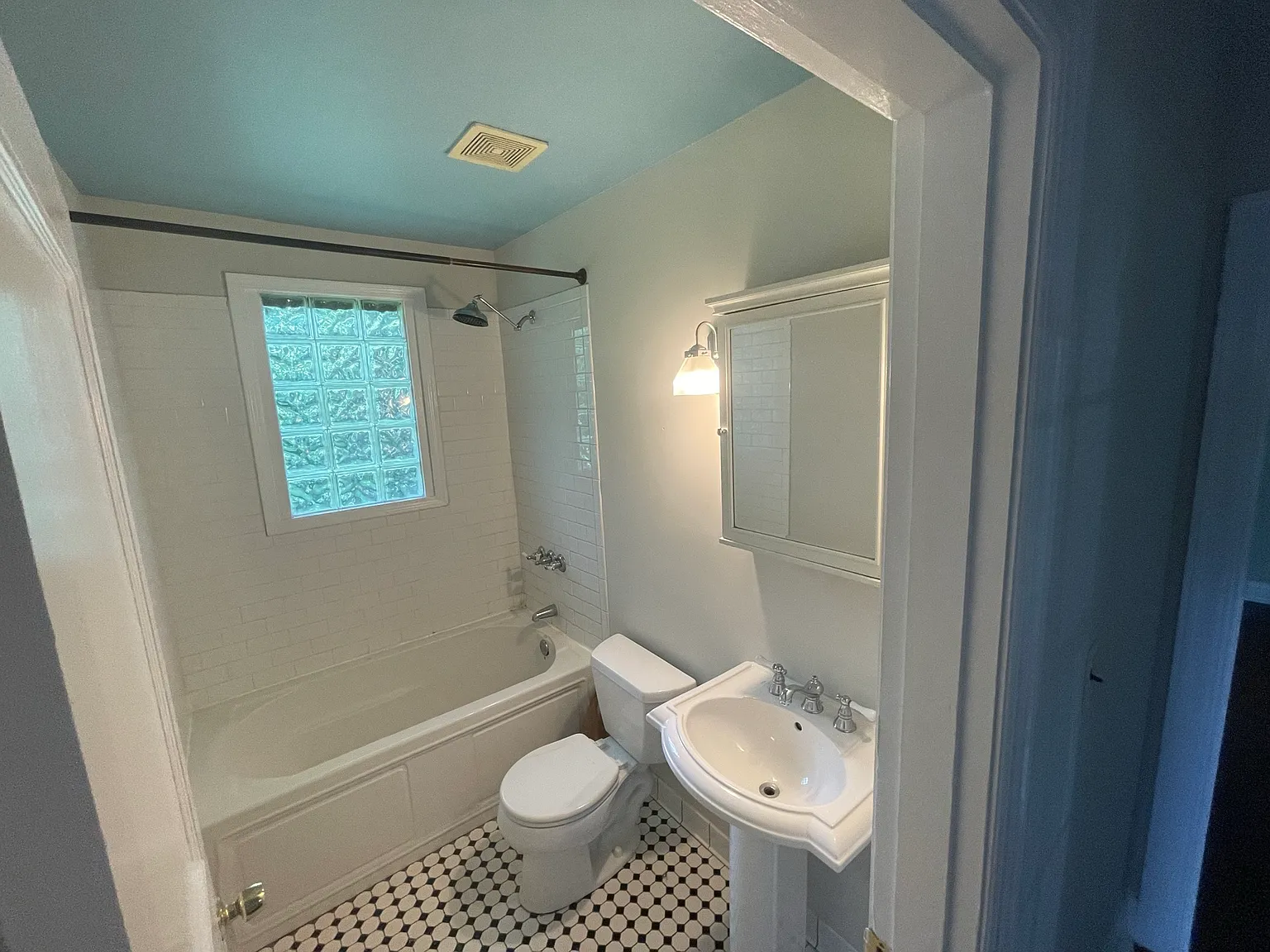3 bed, 1212 sqft, $2,375 — Photo 4