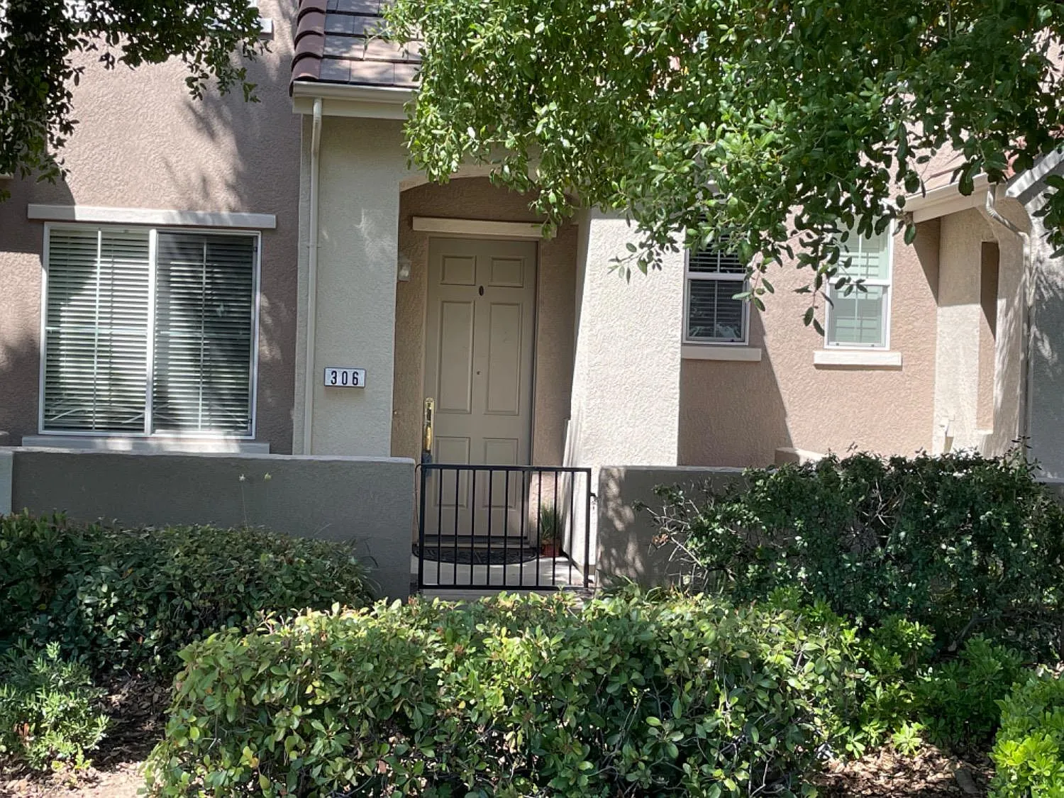 306 Esplanade Cir photo 1