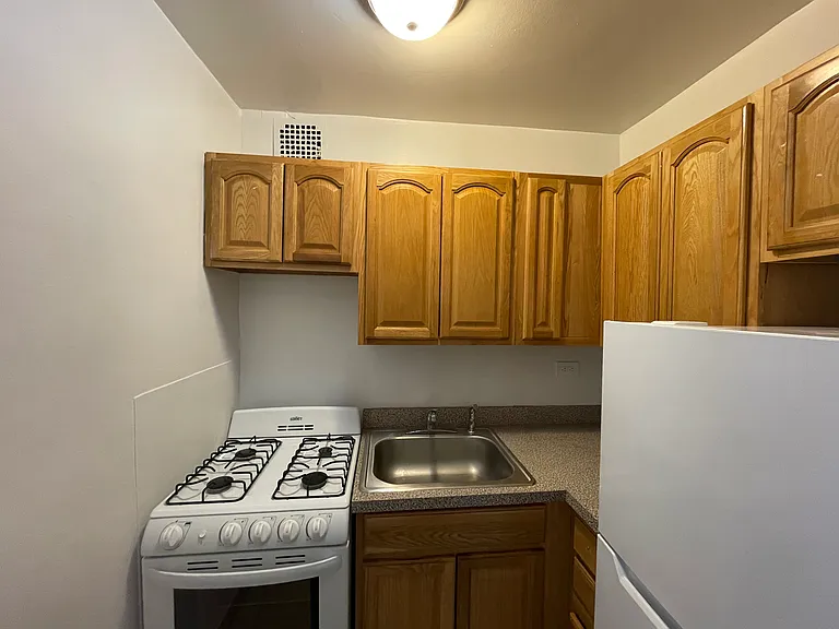 61-10 Alderton St #3M — Photo 5