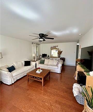 4th image of 320 Robin Hood Dr