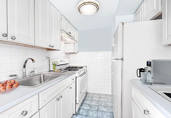 4th image of 3 Sheridan Sq APT 15C