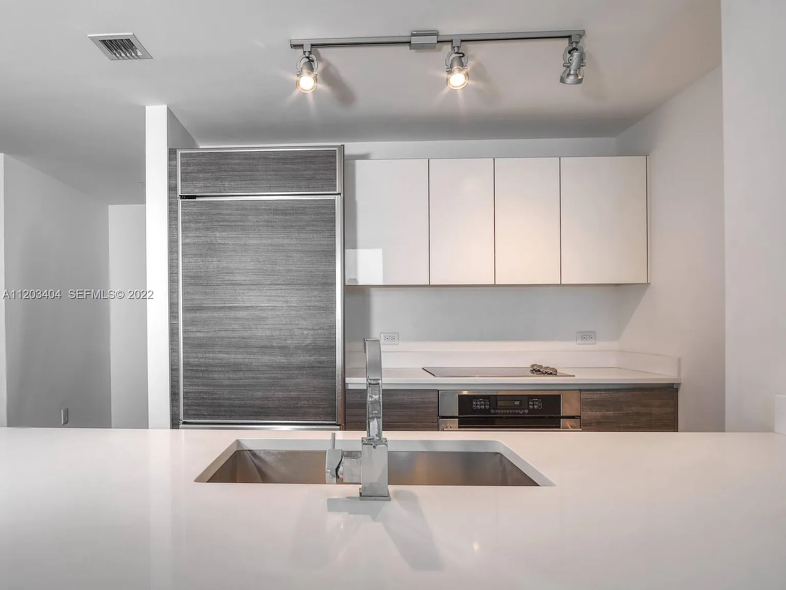 1 bed, 877 sqft, $3,600 — Photo 3
