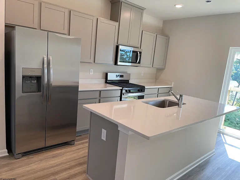 747 Hardman Dr — Photo 6