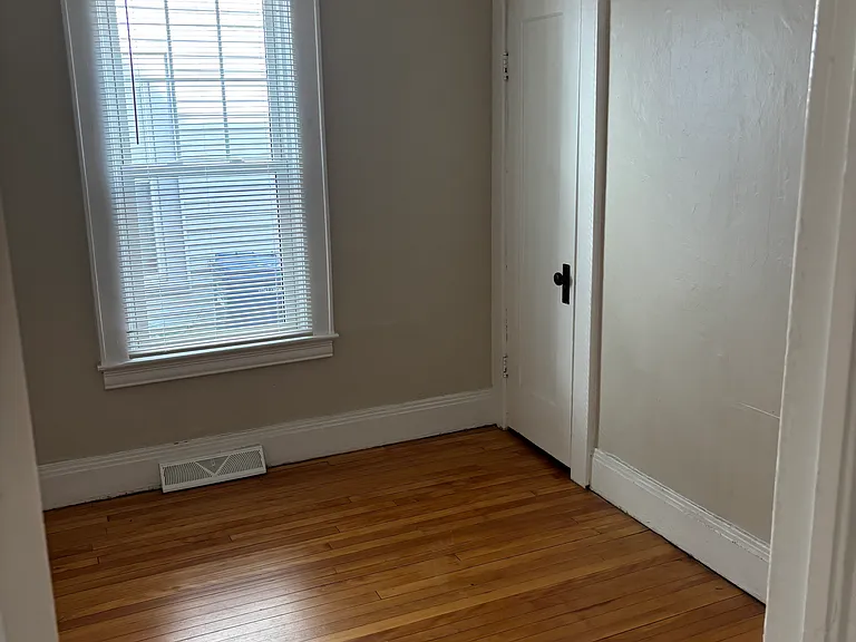 405 Willis Ave — Photo 9