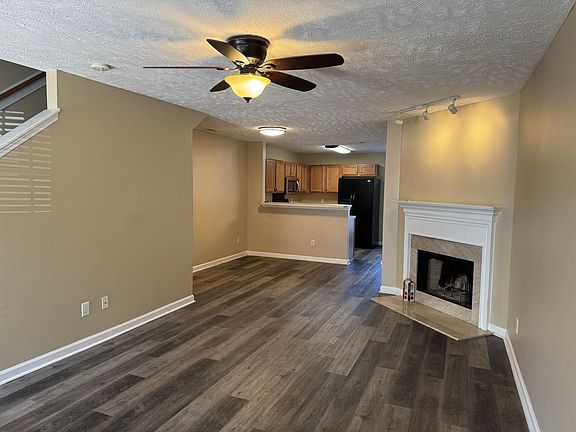 3rd image of 418 Shadow Glen Dr