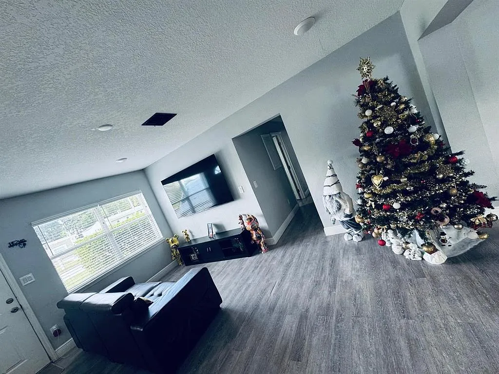 3 bed, 1.0 bath, 1460 sqft, $2,000 — Photo 4