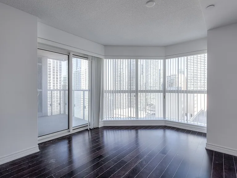 386 Yonge St #1816 — Photo 8