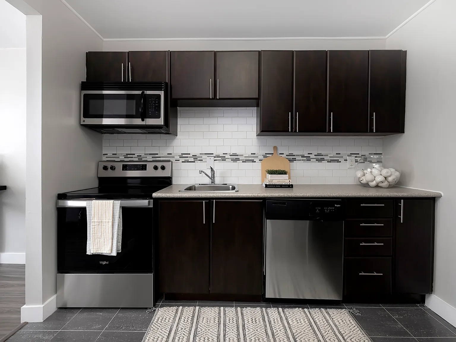 Avenue Apartments — Photo 3