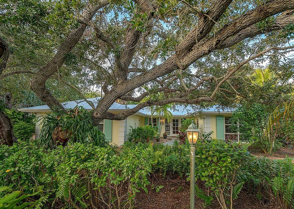 1st image of 815 El Perdido St