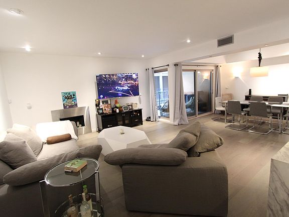 2nd image of 439 N Doheny Dr Unit 205