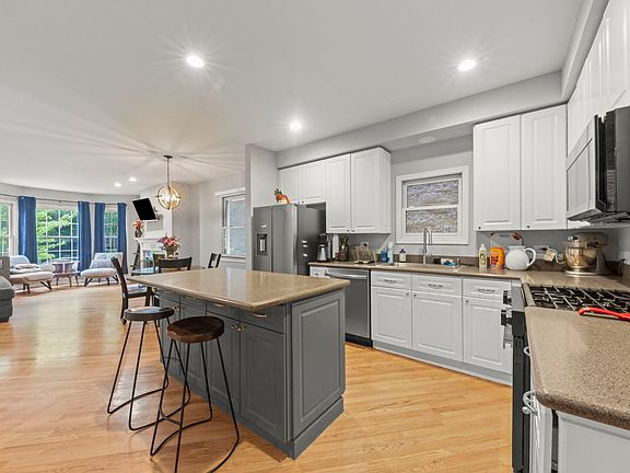 3rd image of 1525 W George St #1