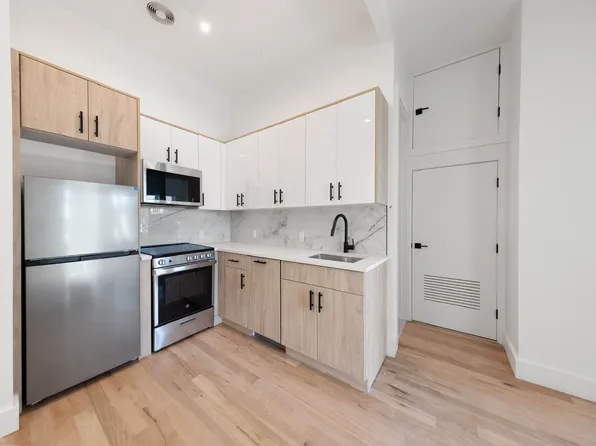 897 New York Avenue image 1 of 13