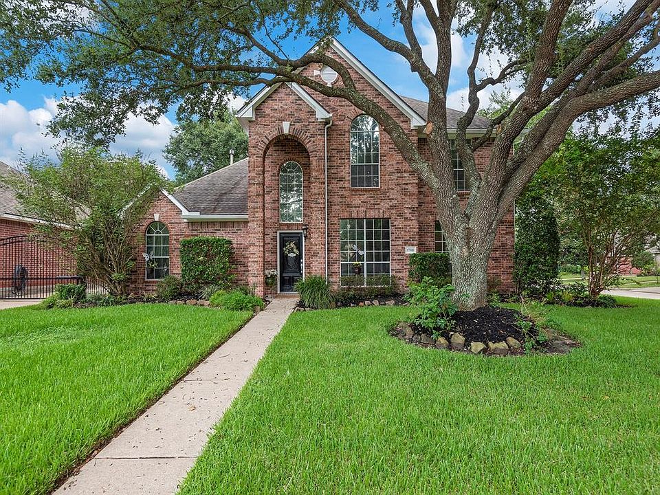 Welcome home to 17510 Ginger Fields Lane.