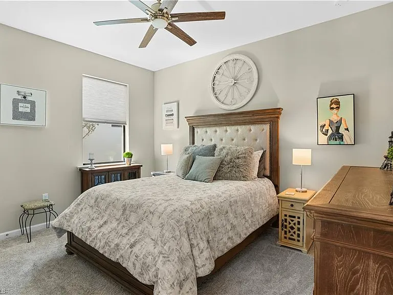 2077 Hamlin St — Photo 19