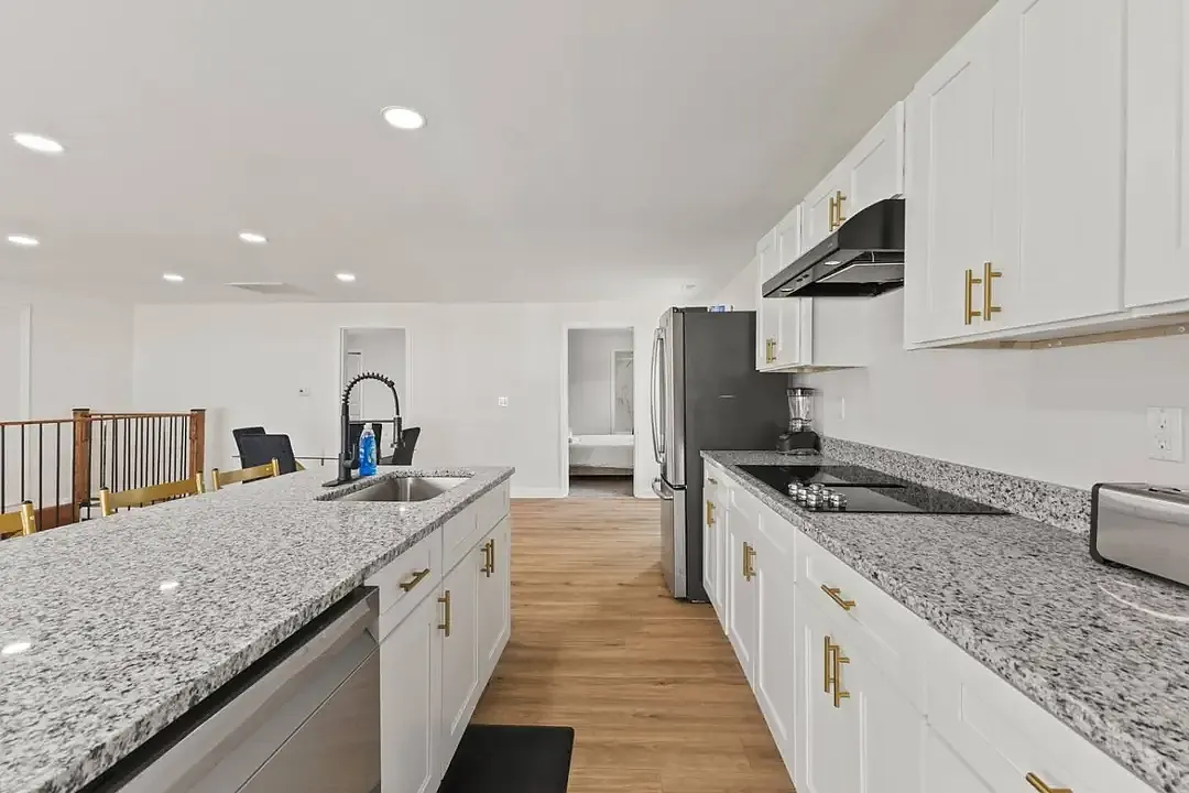 4 bed, 1008 sqft, $3,200 — Photo 3