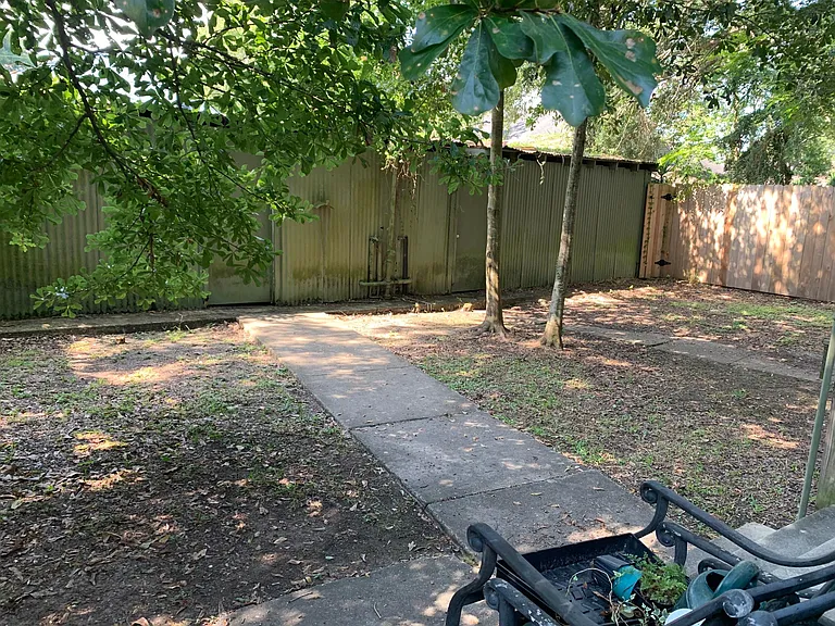 Wisteria St — Photo 11