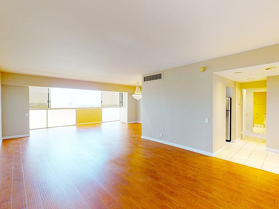 4th image of 10450 Wilshire Blvd #9