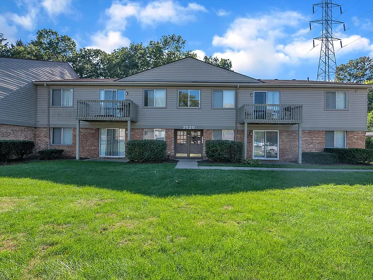 Bloomfield On The Green - West Bloomfield, MI — Photo 29