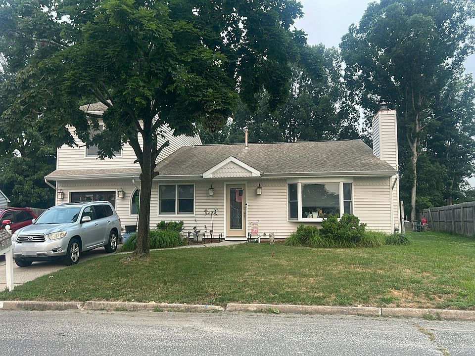 1st image of 17 Williamsburg Dr