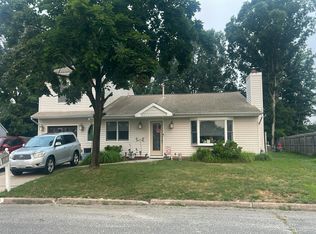 17 Williamsburg Dr, Tinton Falls, NJ 07753