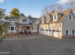 420 Canoebrook Dr, Hawley, PA 18428