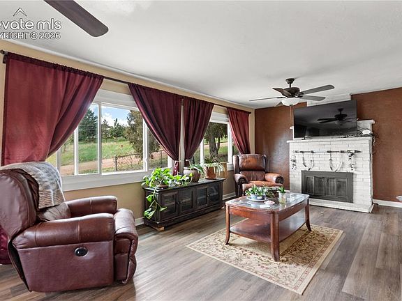 5th image of 20 Larkspur St