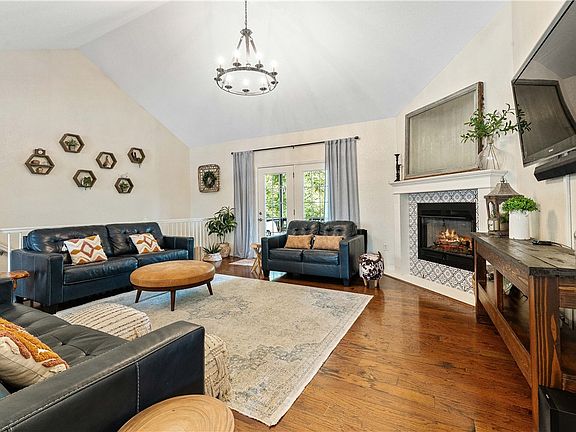 3rd image of 43 Kendal Dr