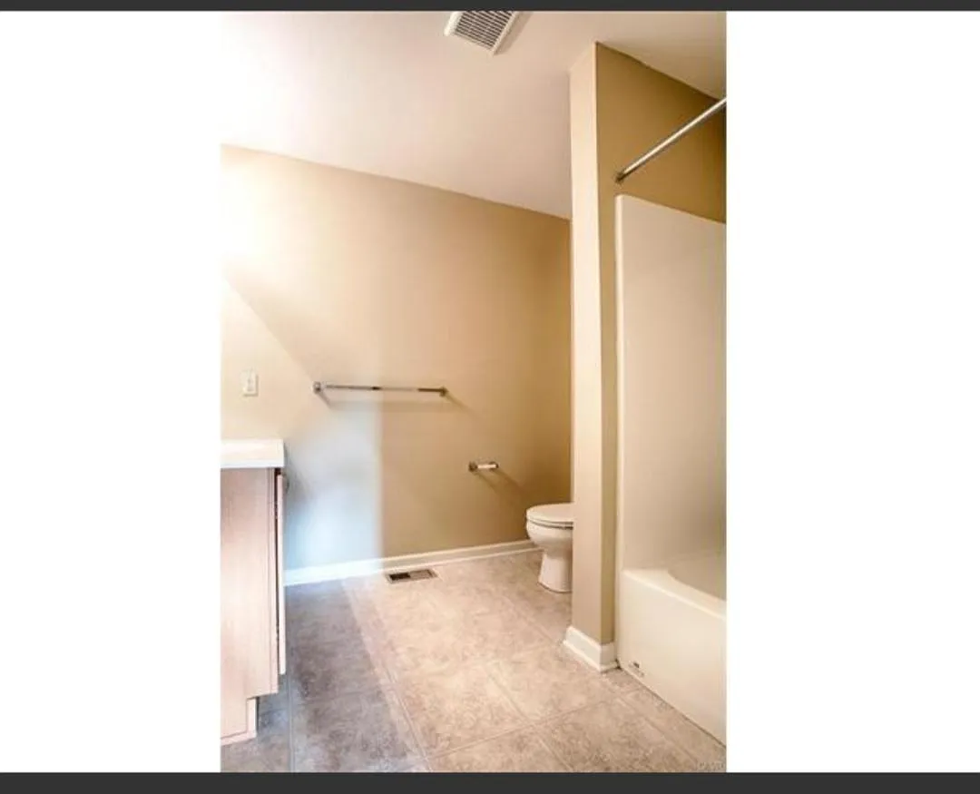 3 bed, 2500 sqft, $2,850 — Photo 4