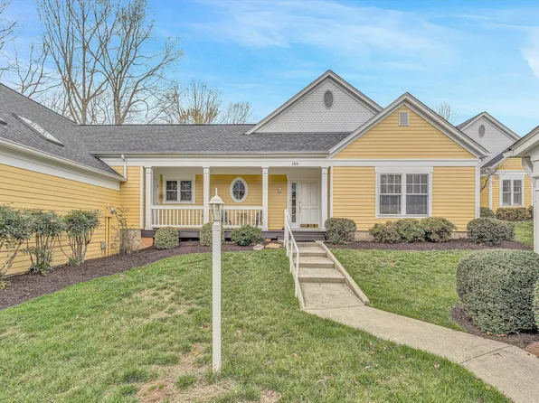 120 Golf Villa Dr, Moneta, VA 24121