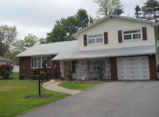 60 Oakwood Dr, Wilkes Barre, PA 18702