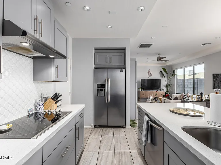 2740 E Roma Ave — Photo 15