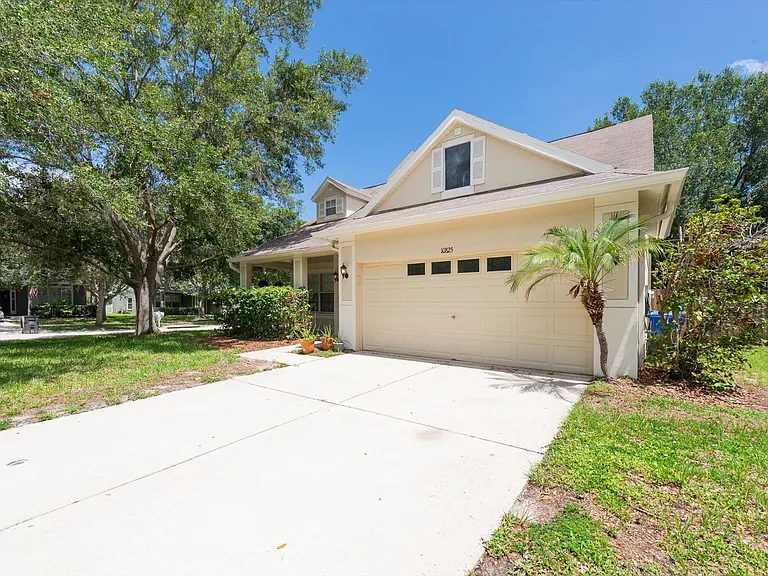 10825 Newbridge Dr — Photo 2