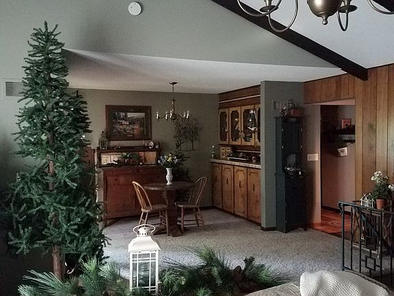 Dining area w/ b/in hutch