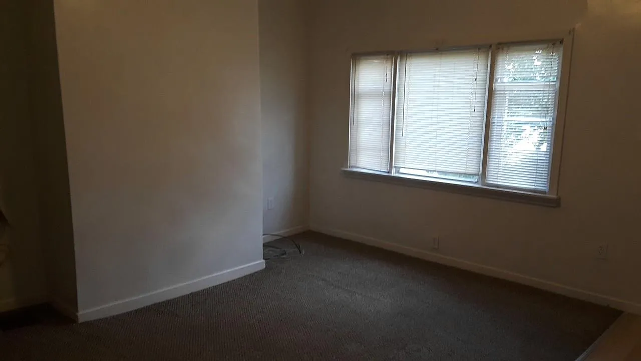2422 Salisbury St photo 1