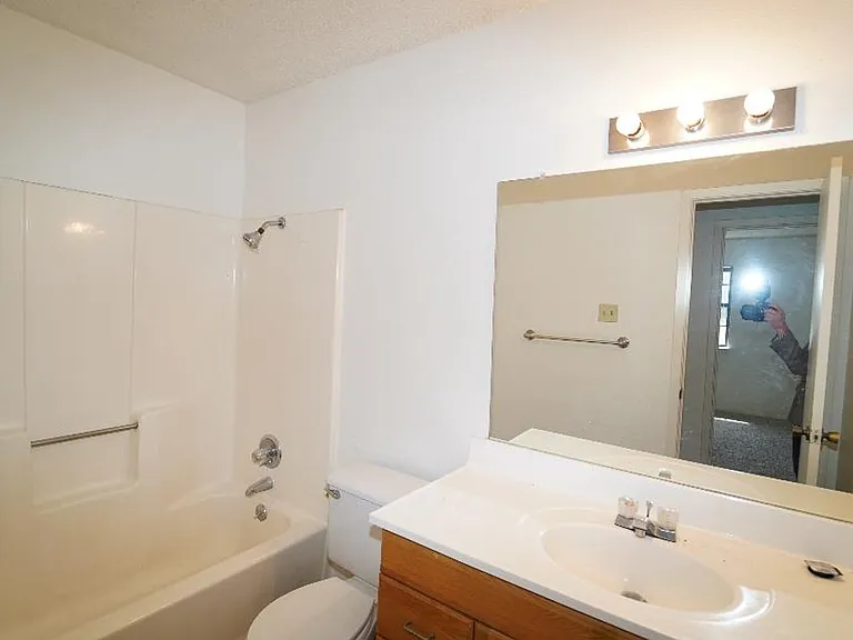 511 W Oak St #14 — Photo 11
