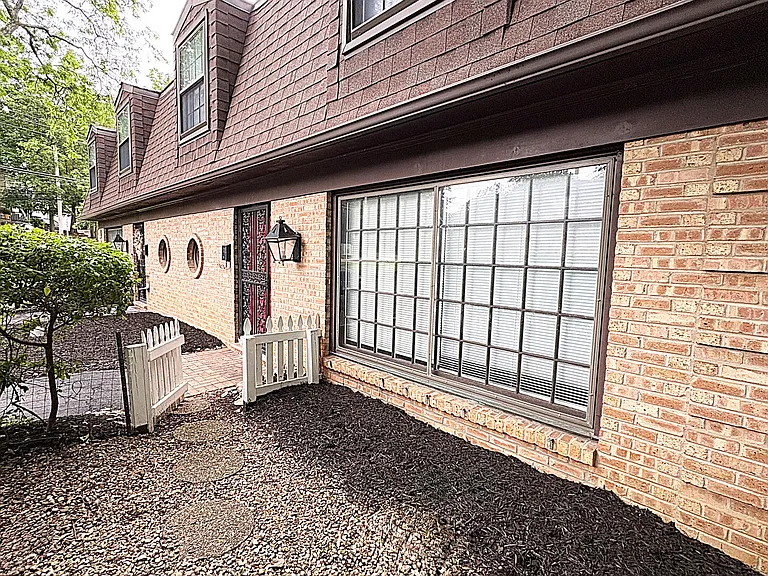 114 W Hillside Ave — Photo 3
