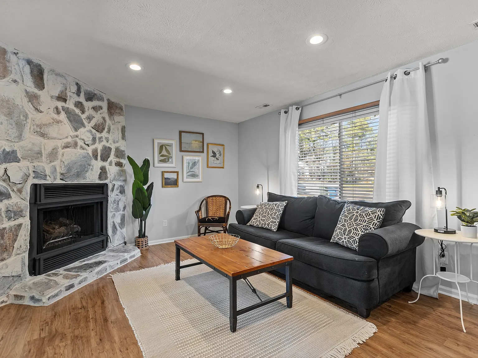 4 bed, 1443 sqft, $2,600 — Photo 3