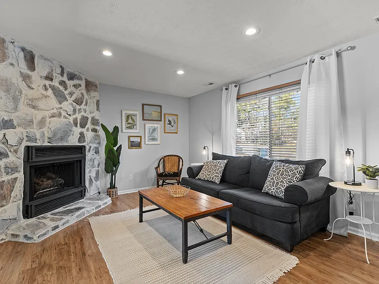 2321 Sierra Dr — Photo 3