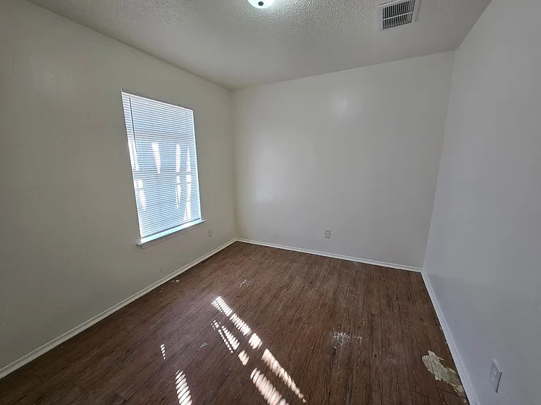 412 Edward St — Photo 9