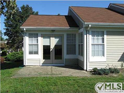 2nd image of 1043B Canterbury Dr