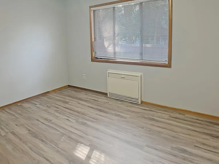 1026 E Front Ave — Photo 2